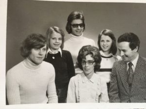 Dick längst till vänster tillsammans med föräldrarna och de tre syskonen som nu visat sig vara halvsyskon. 